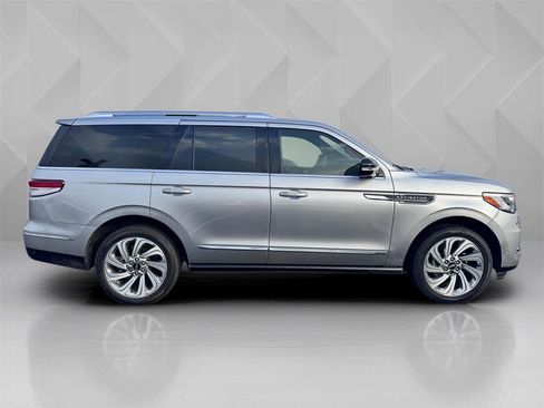 Used 2024 Lincoln Navigator Premiere image 4