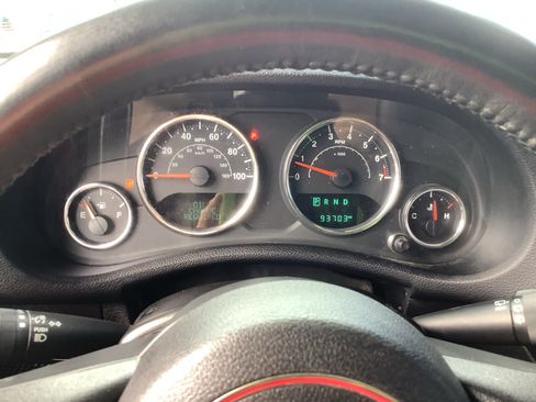 Used 2016 Jeep Wrangler Unlimited Sahara w/ Connectivity Group AWD/4WD image 12