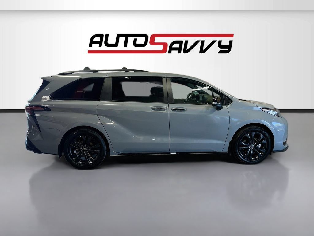 Used 2025 Toyota Sienna XSE w/ XSE Premium Package FWD image 8