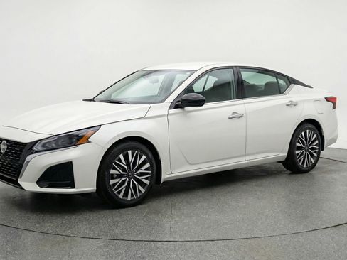Used 2025 Nissan Altima 2.5 SV image 3