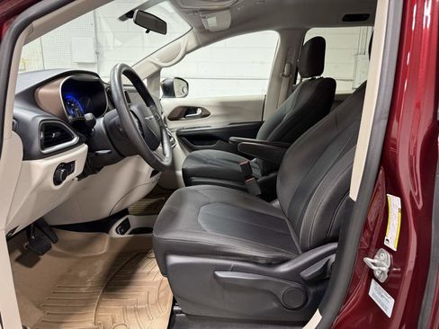 Used 2018 Chrysler Pacifica L image 9