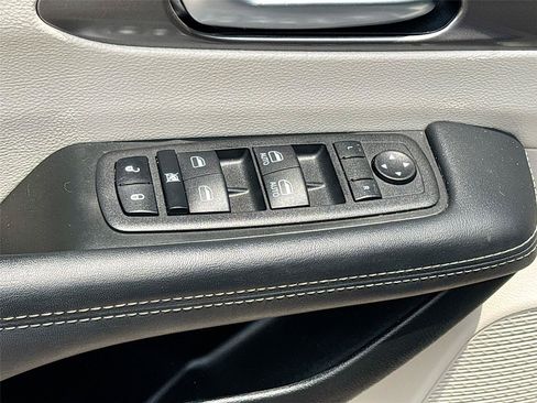 Used 2023 Chrysler Pacifica Touring-L FWD image 17
