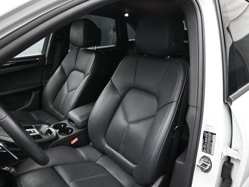 Certified 2025 Porsche Macan AWD/4WD image 5