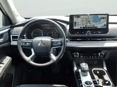 Used 2025 Mitsubishi Outlander SE AWD/4WD image 10