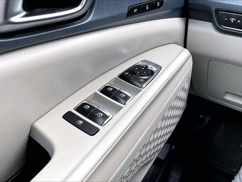 Used 2026 Kia Carnival EX image 35