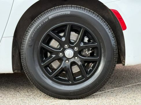 Used 2017 Chrysler Pacifica Touring FWD image 26