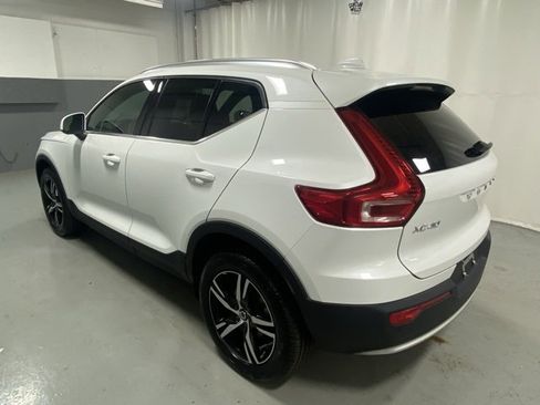 Used 2025 Volvo XC40 B5 Core image 2