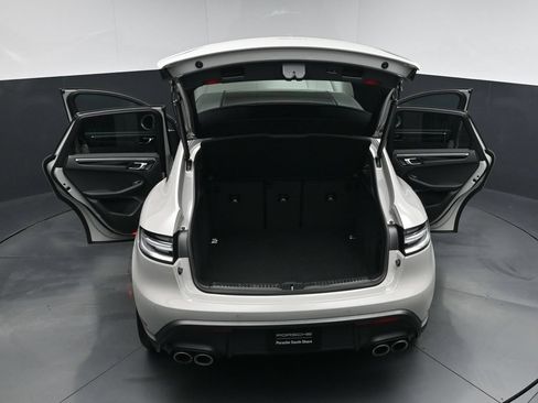 Certified 2025 Porsche Macan AWD/4WD image 31