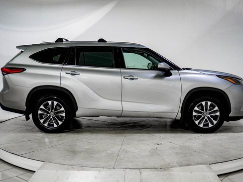Used 2021 Toyota Highlander XLE image 12