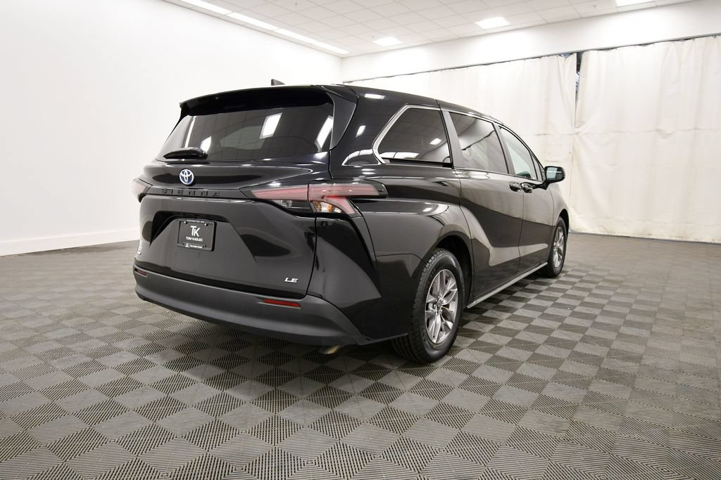Used 2025 Toyota Sienna LE FWD image 8