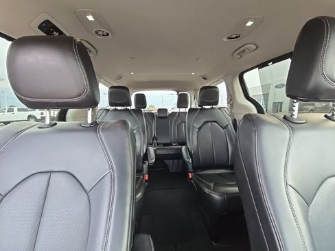 Used 2024 Chrysler Pacifica Touring-L FWD image 44