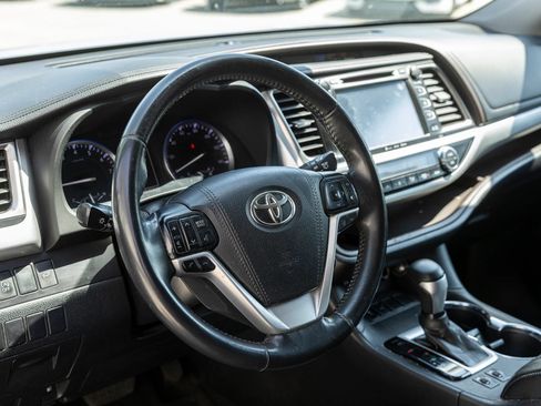 Used 2018 Toyota Highlander XLE FWD image 16