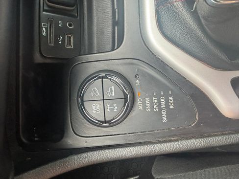 Used 2017 Jeep Cherokee Trailhawk AWD/4WD image 18