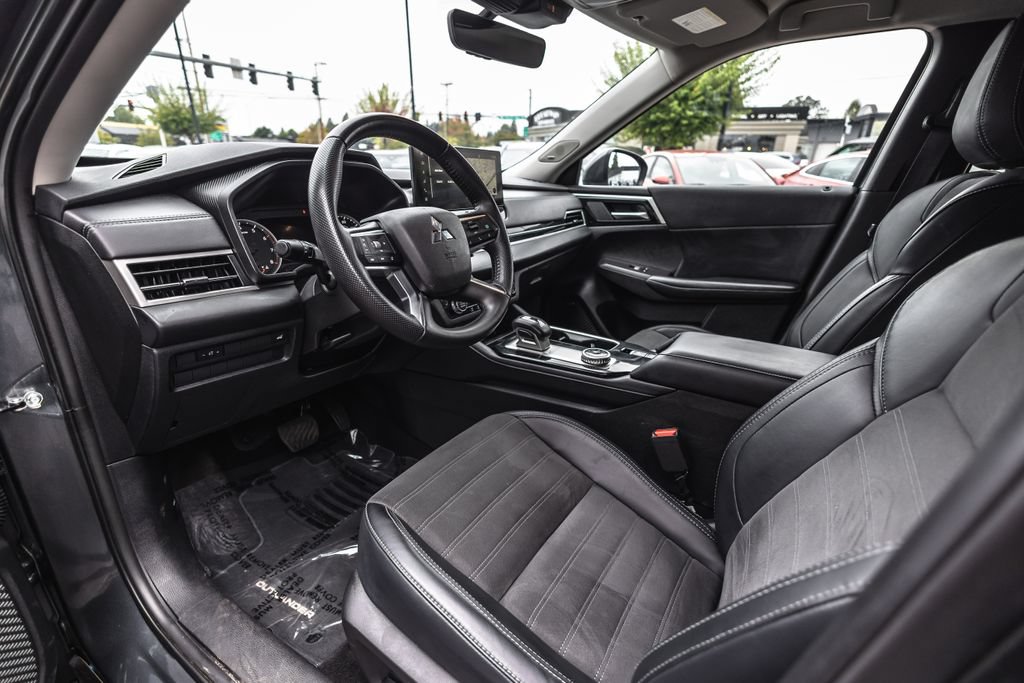 Used 2025 Mitsubishi Outlander SE FWD image 17