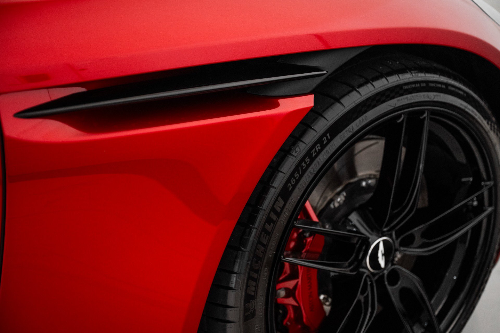 Used 2023 Aston Martin DB11 Coupe RWD image 9