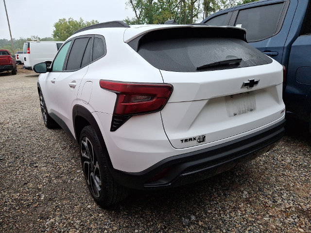 Used 2026 Chevrolet Trax RS w/ Sunroof Package FWD image 4