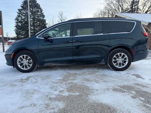 Used 2022 Chrysler Pacifica Touring-L image 11