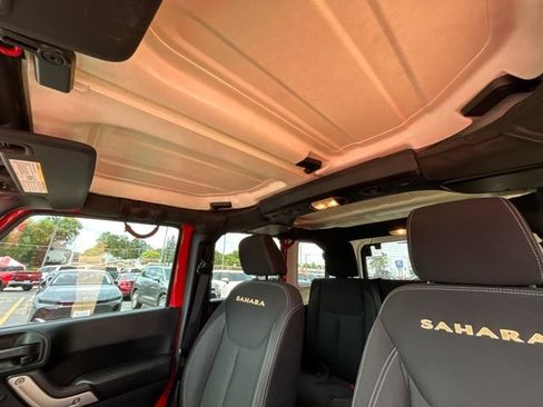 Used 2015 Jeep Wrangler Unlimited Sahara w/ Connectivity Group AWD/4WD image 31