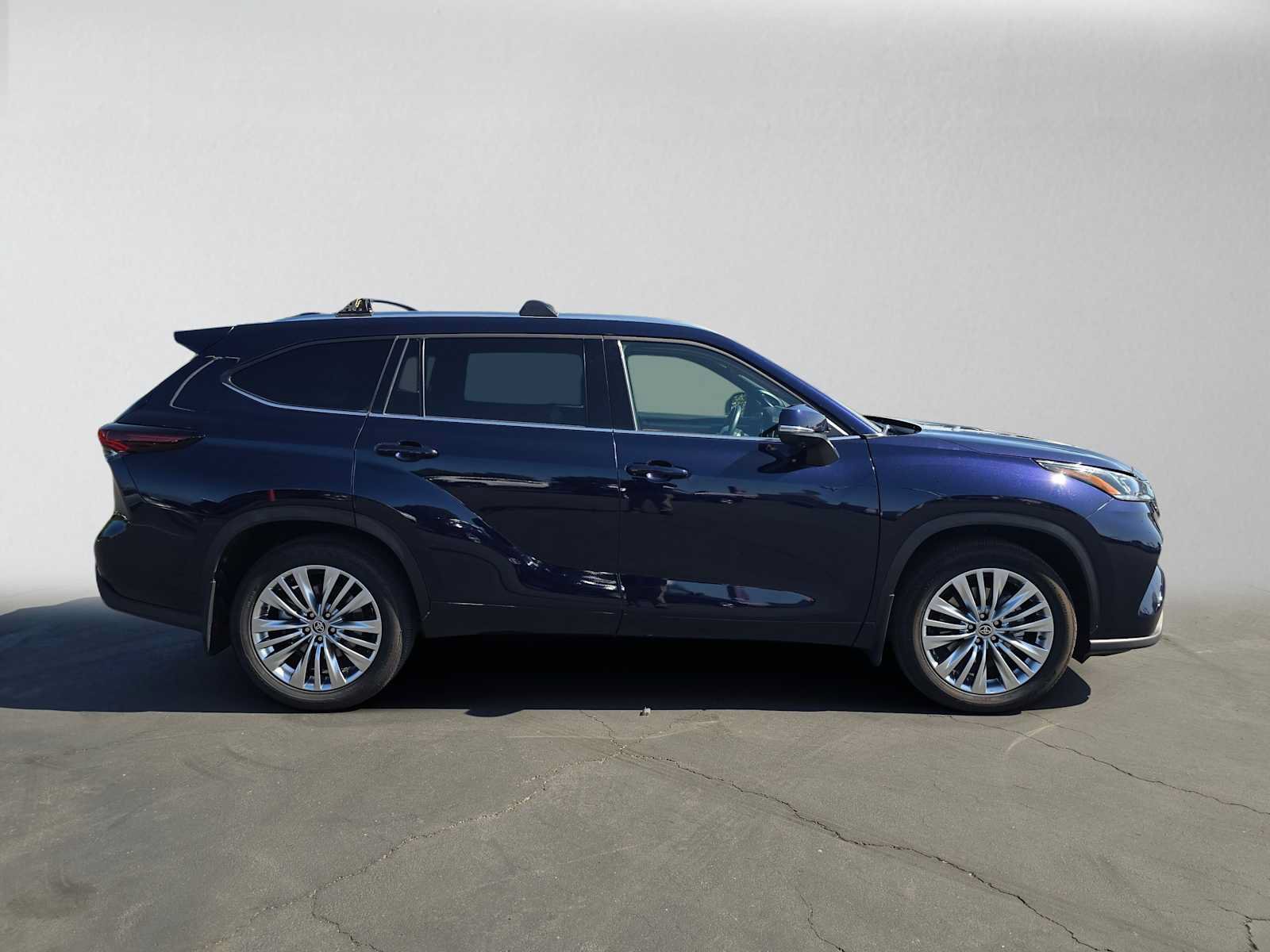 Certified 2026 Toyota Highlander Platinum AWD/4WD image 2