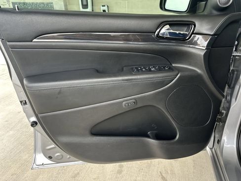 Used 2019 Jeep Grand Cherokee Overland image 10