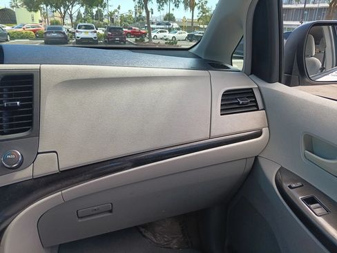 Used 2012 Toyota Sienna LE FWD image 18