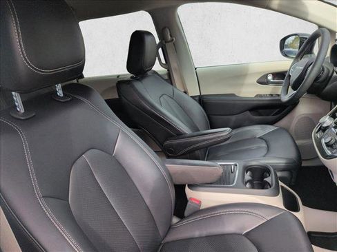 Used 2024 Chrysler Pacifica Touring-L image 21
