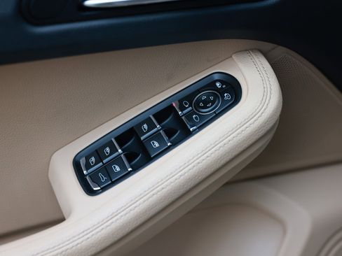 Used 2020 Porsche Macan image 48