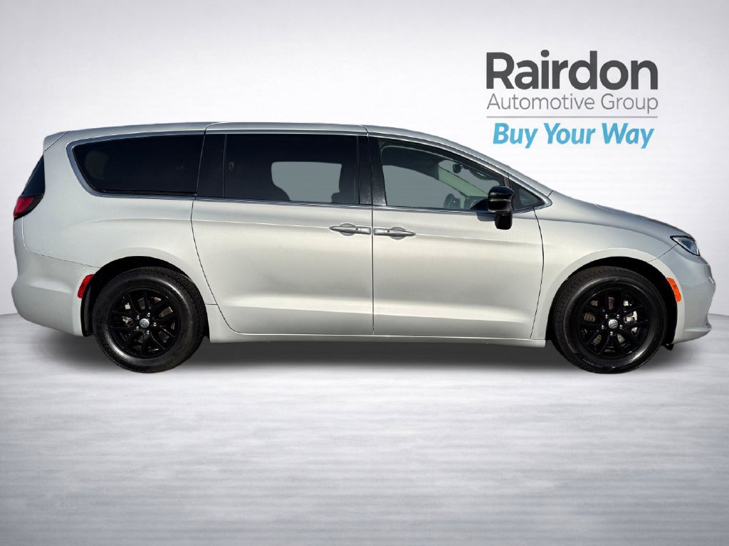 Used 2024 Chrysler Pacifica Touring-L FWD image 8