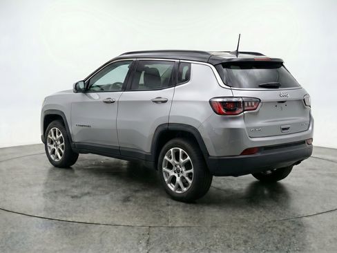 Used 2025 Jeep Compass Limited image 6