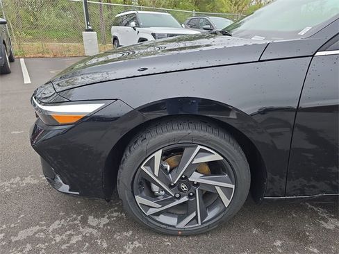 New 2025 Hyundai Elantra Limited image 10