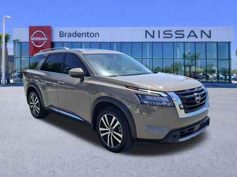 Certified 2025 Nissan Pathfinder Platinum AWD/4WD image 3