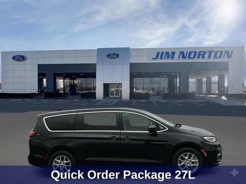Used 2024 Chrysler Pacifica Touring-L FWD image 3