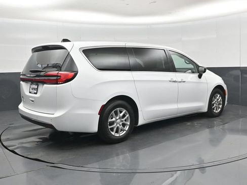 Used 2026 Chrysler Pacifica Select FWD image 3