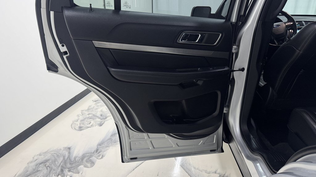 Used 2018 Ford Explorer XLT w/ Equipment Group 202A AWD/4WD image 21