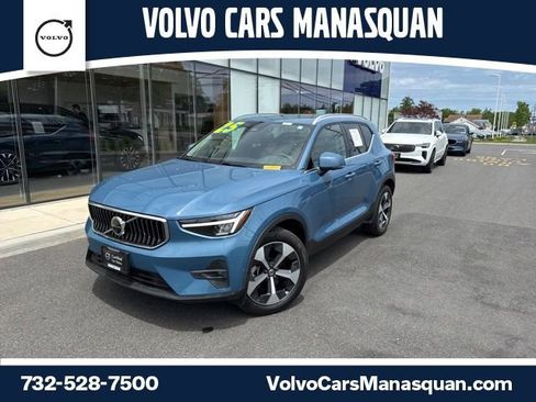 Certified 2025 Volvo XC40 B5 Plus AWD/4WD image 1