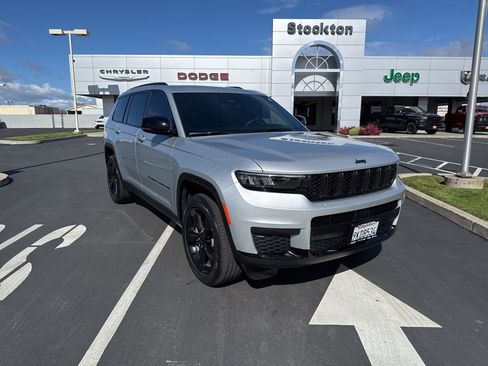 Used 2023 Jeep Grand Cherokee L Laredo image 2