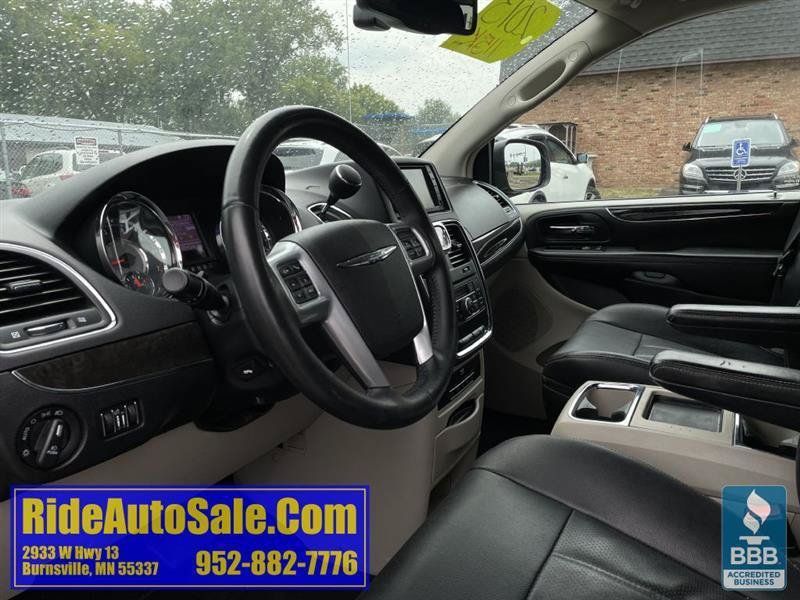 Used 2013 Chrysler Town & Country Touring-L w/ Driver Convenience Group FWD image 10