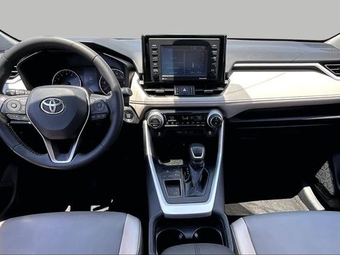 Used 2020 Toyota RAV4 XLE Premium FWD image 16