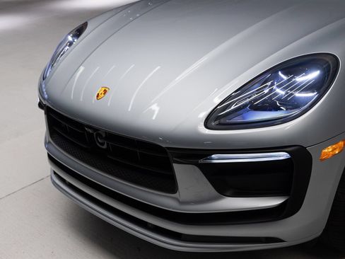 Certified 2024 Porsche Macan AWD/4WD image 33
