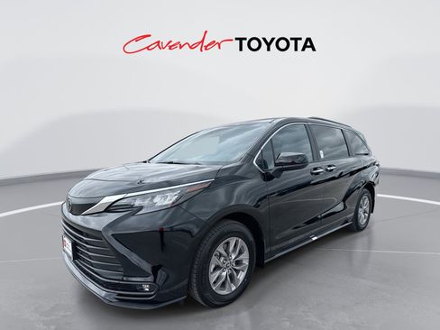 Certified 2026 Toyota Sienna XLE image 1