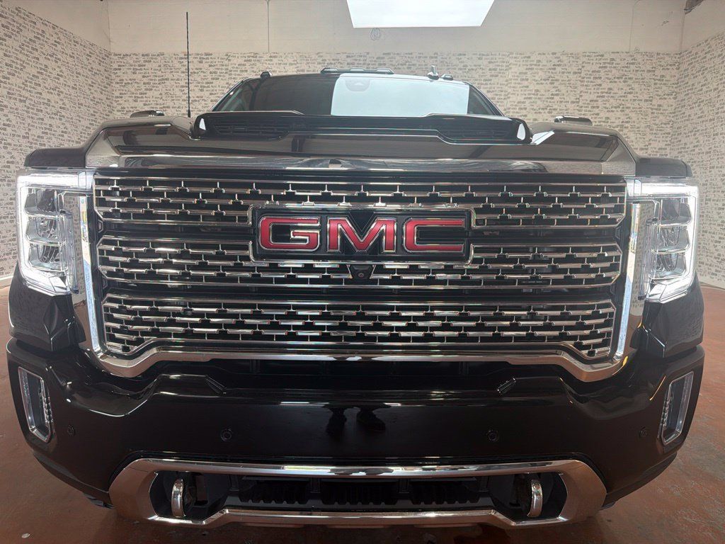 Used 2023 GMC Sierra 2500 Denali w/ Denali Black Diamond Edition AWD/4WD image 2