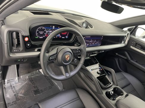 Used 2025 Porsche Cayenne Coupe AWD/4WD image 4