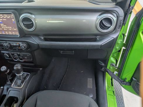 Used 2019 Jeep Wrangler Unlimited Sahara w/ Uconnect 4C Nav & Sound Group AWD/4WD image 24