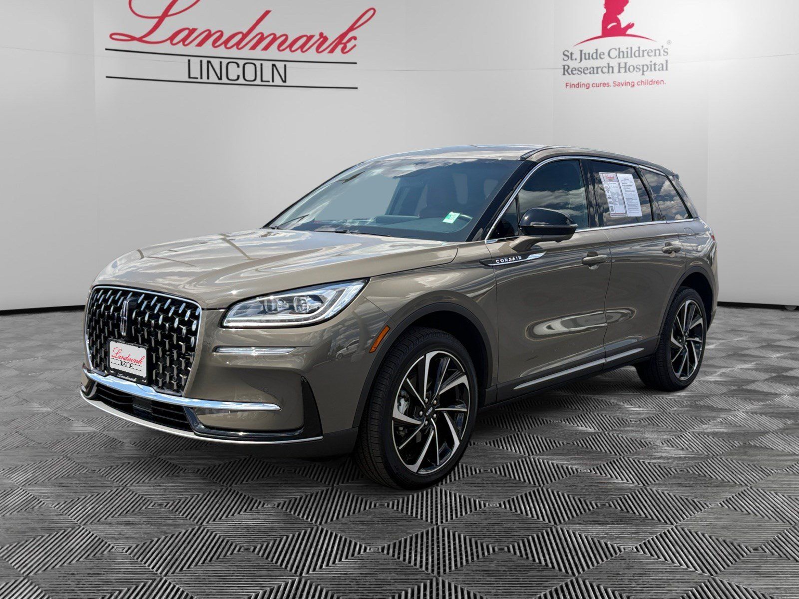 Certified 2025 Lincoln Corsair Reserve AWD/4WD image 1