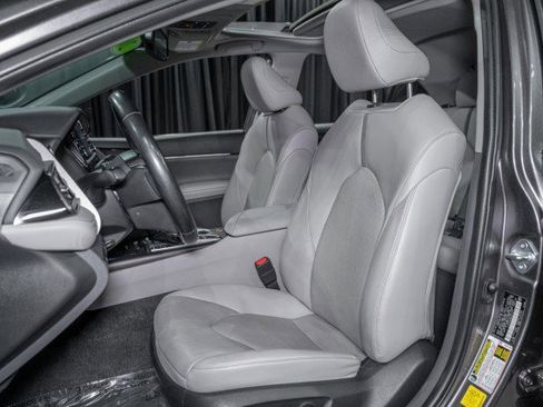 Used 2022 Toyota Camry XLE image 11