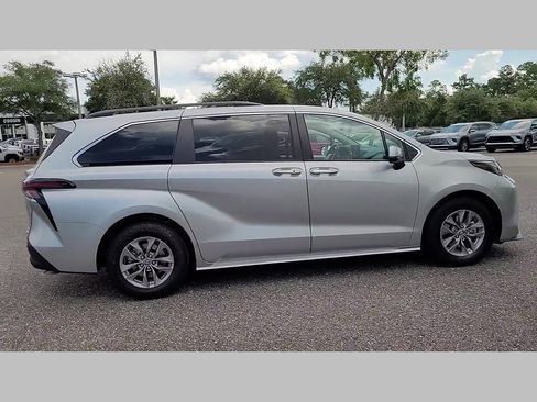 Used 2023 Toyota Sienna XLE image 32