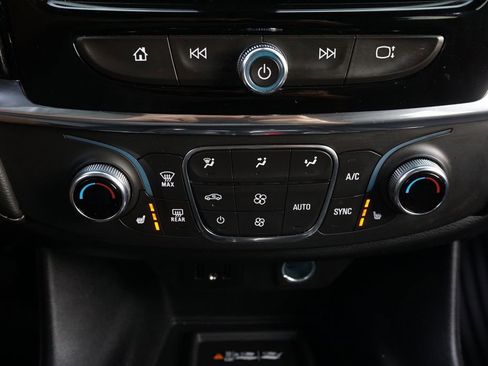 Used 2023 Chevrolet Traverse LT FWD image 16