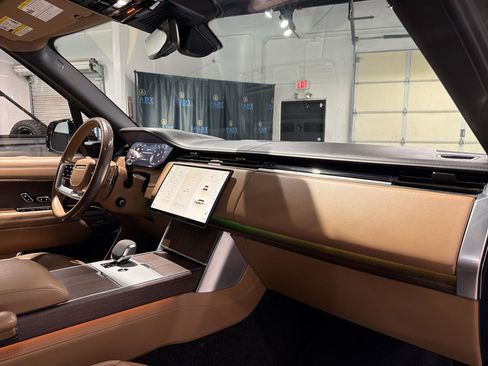 Used 2024 Land Rover Range Rover Long Wheelbase Autobiography image 46