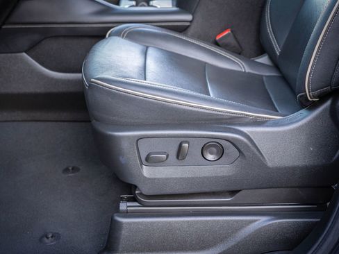 Used 2024 GMC Yukon XL SLT image 13