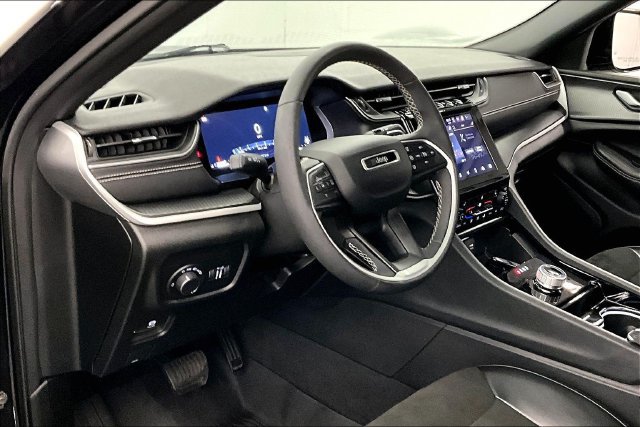 Used 2023 Jeep Grand Cherokee Altitude AWD/4WD image 16